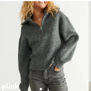 Leslie tröja gina - half zip croppad stickad tröja från gina, slutsåld på hemsidan. Storlek xxs men passar xs och  s också Nysksick! 