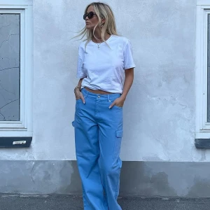 Josefine HJ x Na-kd - Säljer dessa slutsålda cargo pants från Josefine HJ x Na-kd då de tyvärr inte kommit till användning.   Använd fåtal gånger.  55% ekologiskt bomull, 45% bomull