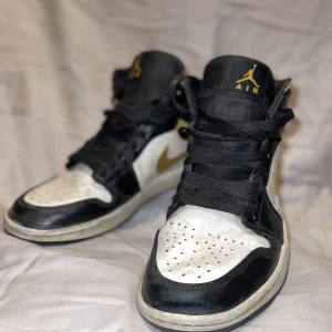 Nike Air Jordan 1 Mid svart och gul - Hela och fina i själva skon, slitage på sulan vid hälen. Stl 41