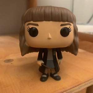 Säljer denna pop figur av hermione granger från Harry Potter. Intakt låda finns till. 