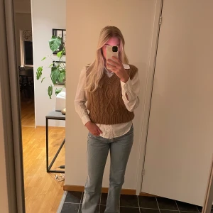 Stickad beige/brun väst - Stickad beige/brun väst från Missäy