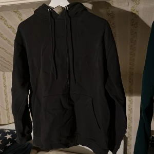 Studio total - Mörk grå hoodie. Använd ytterst få gånger. Pris går o diskutera. Bättre bilder oså får ni som vanligt skriva för. 