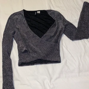 Glittrigt topp - En as snygg glittrig topp! har bara använts 1 gång🖤✨