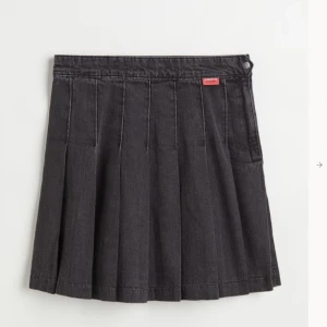 Jeanskjol  - Frakt: 45kr Använt 2-3ggr skriv privat för egna bilder!