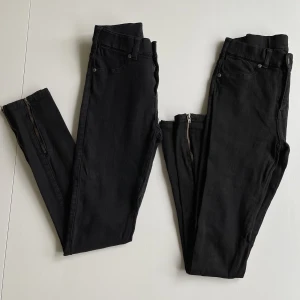Dr Denim jeans - Två st jeans från Dr Denim i storlek XS. Välanvända och jag har färgat dem någon gång. För små för mig men kan absolut hänga med ett tag till! Skönaste byxorna med mycket stretch. Modellen heter Domino🖤