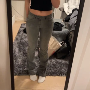 Jeans - Ett par gråa jeans som kommit till användning 2 gånger för dom är lite stora och långa! Älskar dom annars och dom är sååå sköna! Köparen står för frakten