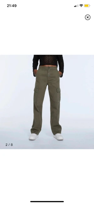 Cargopants stradivarius - Supernajs cargopants från Stradivarius. Använda 1 gång! Strl M o sitter bra på mig som vanligtvis har M, 173cm med LÅNGA ben o mindre midja. Passar även S🧡 ANVÄND KÖP NU FÖR GRATIS FRAKT TILL O MED 18 APRIL