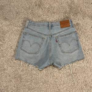 Trendiga jeansshorts från Levi’s❤️❤️ Perfekta inför sommaren och är knappt använda. Är i storlek 26 och nypris är 500 kr❤️  Skriv för fler bilder 