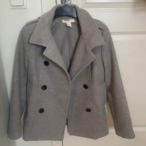 grå kappa från hm!! storlek 34. säljer pga den inte kommer till användning längre💕