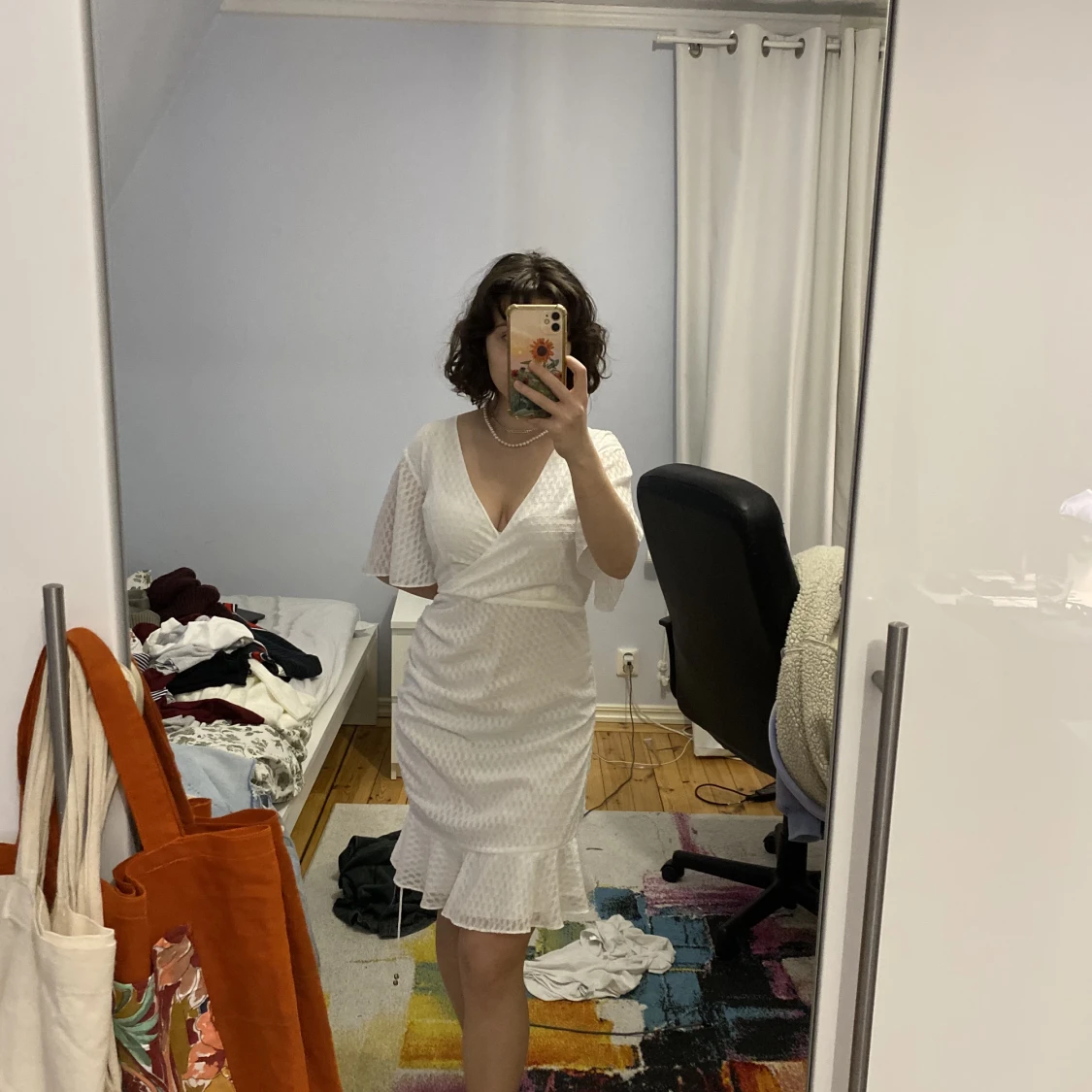 Vit klänning med volanger