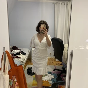 Vit klänning med volanger  - En URSNYGG klänning från Keepsakesom ej säljs längre🥰🥰 Säljer då den ej kommer till användning, perfekt för sommaren eller studenten, skriv gärna vid intresse!❤️