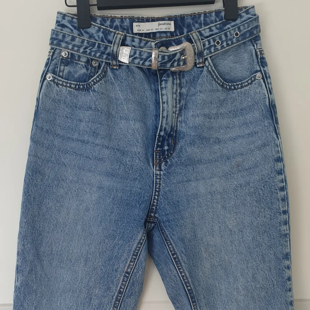 Säljer mina favorita jeans som har blivit för liten 💔 super snygga jeans i vintagelook och straight modell/ momjeans. Jeans & Byxor.