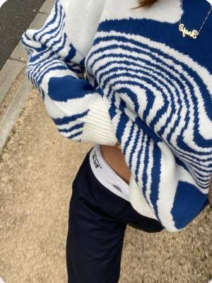 Superfin stickad blå- och vitmönstrad tröja från Aelfric Eden i modellen Whirlpool Knit Sweater. Trendig på Pinterest och så fin!!  Storlek S, men oversized så passar allt från XS-L  Inköpspris: 80 euro.   Endast använd 1 gång! 