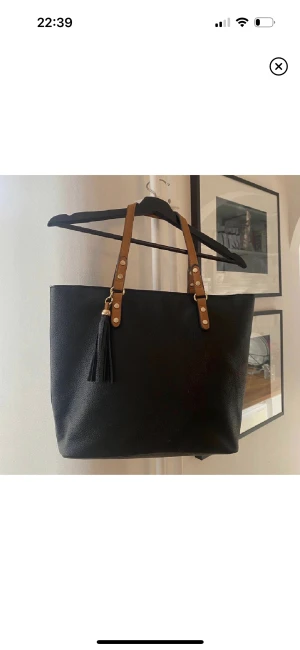 Väska - Väska perfekt till vardags som rymmer dator osv 🤎Använt men fint skick, se slitningar på handtagen bild 3 (men inget man tänker på om man inte tittar efter de) 