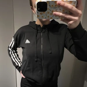 Adidas tröja - Fin tröja från adidas! Använd men väl omhändertagen. I storlek S.