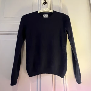 Supermysig cashmere tröja - En jätteskön cashmere tröja i blått som är för liten för mig 🥲