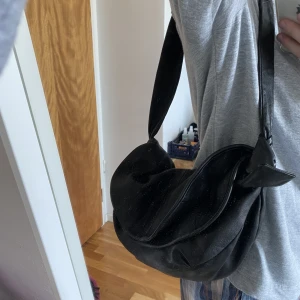 Zara väska - Super cool väska från zara köpt på Plick! Jätte bra skick och får till och med plats med en dator ❤️