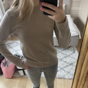 Kashmir tröja - Jättesnygg kashmir tröja från uniqlo i en så fin beige färg!💞frakten kostar 66kr