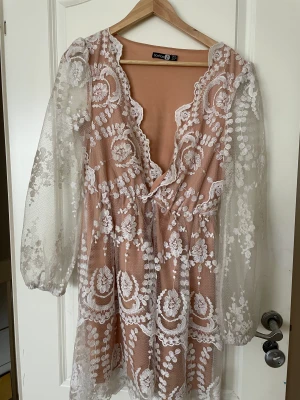 Studentklänning Boohoo  - En vid spetsklänning från Boohoo i strl 38, uk 10. Jag använde den som studentklänning och passade perfekt till sådant event. Den slutar precis vid knäna skulle jag säga (iaf på mig) jag är 170cm. 