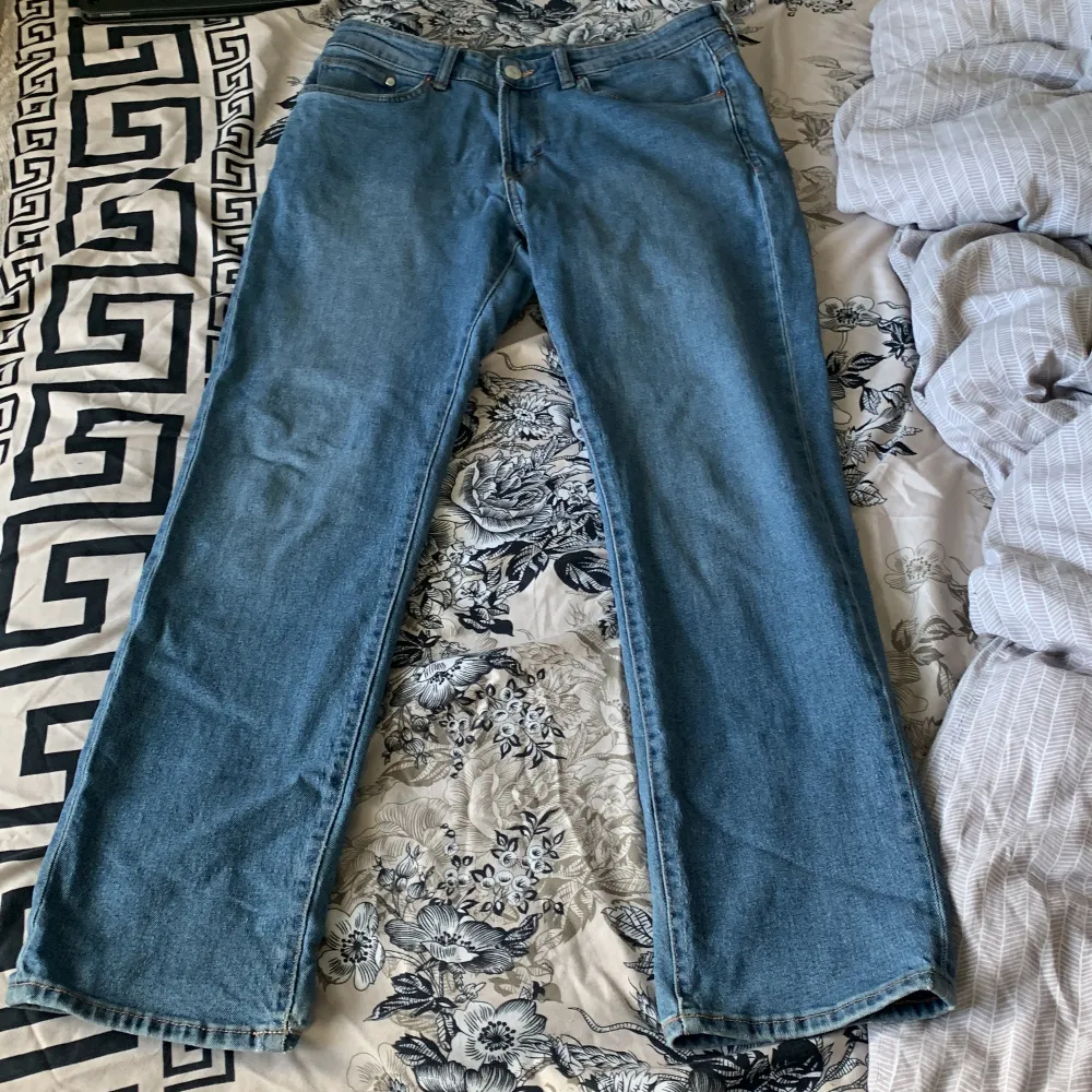 Köpte byxorna för 6 månader sen. Har använt dom 2-3 gånger sen dess. Nu ligger de bara hemma har ingen av  användning av den längre.. Jeans & Byxor.