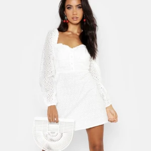 Studentklänning - Säljer nu denna superfina klänningen som jag hade tänkt ha på studenten eftersom den tyvärr inte passade :( oanvänd med prislappen kvar🤍nypris 504 kr, säljer för 175+frakt🤍