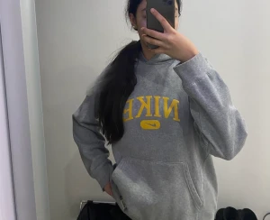 Nike hoodie  - Säljer denna Nike hoodien för 150kr, har använt den några gånger men finns inga hål eller fläckar på den. Strl S 