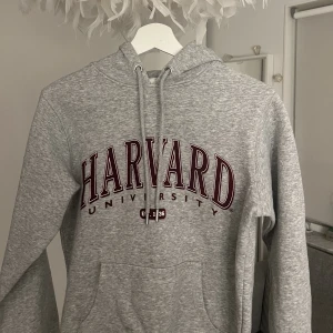 Hoddie - Harvard hoddie❣️Knappt använd så fint skick. Skriv om ni har frågor 