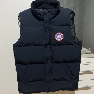 Canada Goose väst - Säljer denna Canada Goose väst i storlek M. Det är kill modell. Använt två gånger, den är i jätte bra skick. Säljer den för den är för stor på mig ❤️