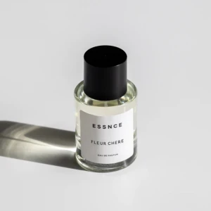 Essnce parfym  - Säljer min essnce parfym ”FLEUR CHERE” säljer den på grund av att jag har två! Den är helt oanvänd, förpackning medföljer👌🏽💓