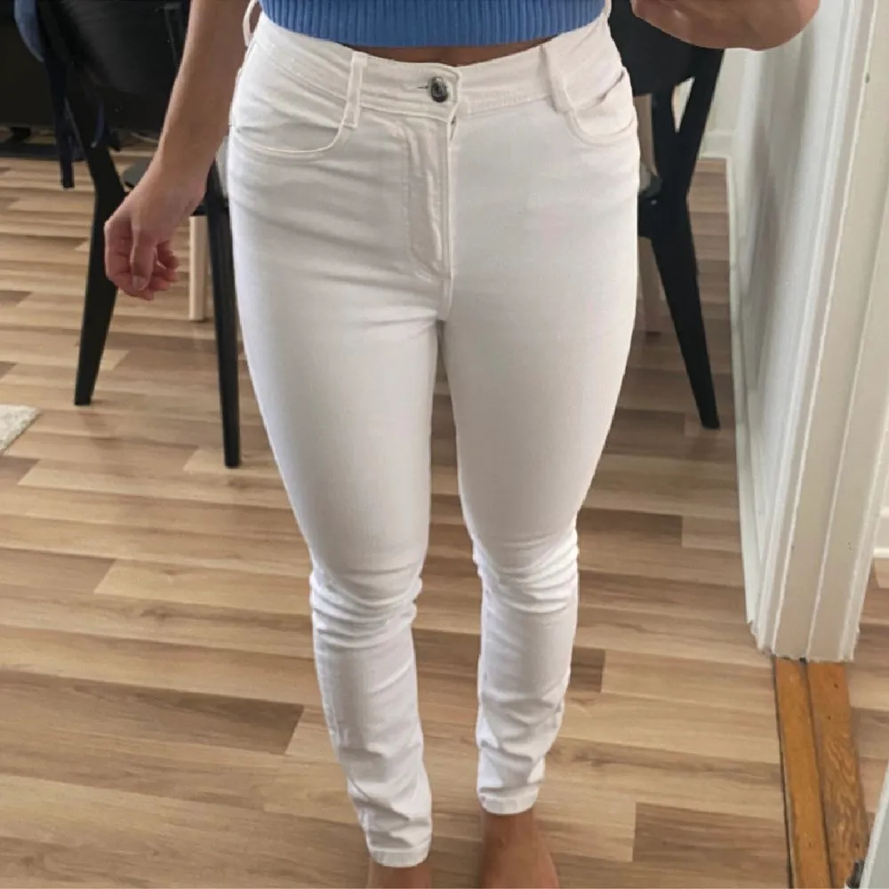 Vita jeans från zara strl 34 i fint skick! 🤎 . Jeans & Byxor.