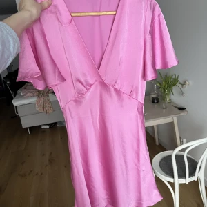 Rosa satinklänning  - Rosa satinklänning 