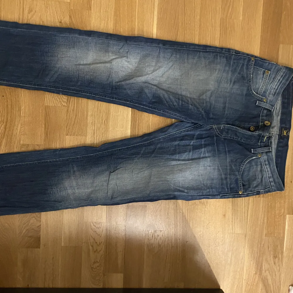 Lee jeans köpta på sellpy som inte passar mig längre. Använt ett fåtal gånger. W28 L32. Jeans & Byxor.