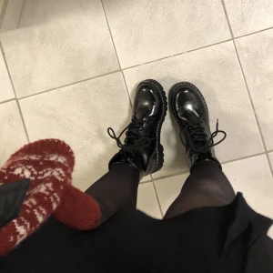 Svarta boots  - Har användts en gång! Super fina svarta skinn/lack boots🖤