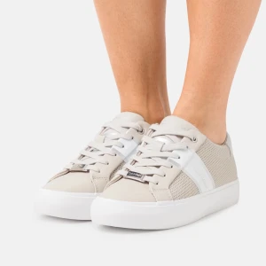 Calvin Klein - beige sneaker - Köpte dessa efter sommaren och har endast använt dem två gånger tyvärr!! Jätte snygga och sköna men ska flytta så måste rensa och tänker att dessa kan hitta någon som kommer nyttja dem mycket bättre🥰 nypris 1200kr