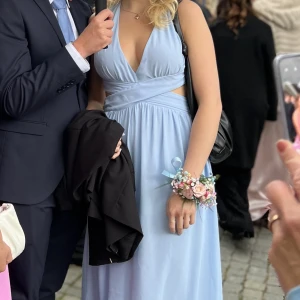 Blå balklänning - Fin blå balklänning från Nelly! Endast använd en gång och i fint skick. Sök på ”Like A vision dress” på Nelly.com hon ni vill se fler bilder på den!💙💙