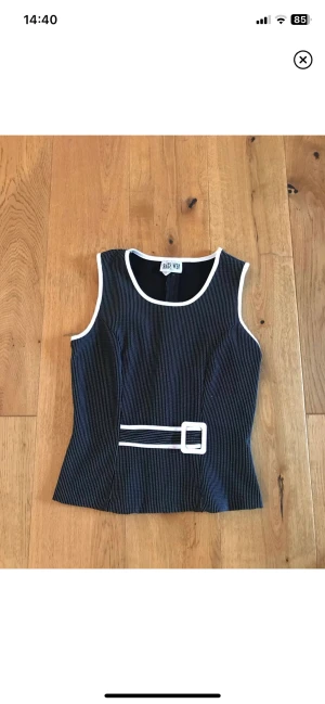 Korsett topp - Jättefin topp/korsett köpt secondhand. Har en liten fläck där fram. Skriv gärna om du har fler frågor💞💞3 FÖR 2 PÅ ALLT I MIN PROFIL!!