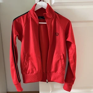 Röd fredperry tröja  - Snygg röd FREDPERRY tröja i storlek 36, väldigt fint skick! Frakt tillkommer 