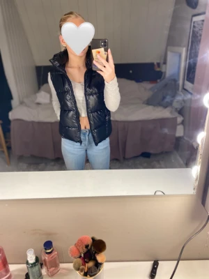 Väst  - Jag säljer denna fina väst från MNH då jag inte använder den längre. Använt ett fåtal gånger och är som ny. Inga skador eller fläckar. Passar bra nu till våren då den är varm men inte för varm. Fler bilder kom privat, priset kan diskuteras 💕💕