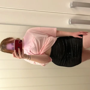 Glittrig kjol - En fin glittrig kjol, i storlek 34.  Använd enstaka gånger.  Skön att ha på sig! Köparen står för frakten 🥰