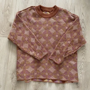 Oversize stickad tröja vändbar - Oversize stickad tröja. vändbar  Retro insipirerad Märke: Free People  Stl M  45% akryl  55% bomull  Oversize på mig som är stl S  Passar allt från S-XL hur man vill att den ska sitta. Se bilder hur den ser ut 