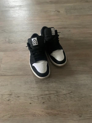 Jordan 1 Diamond low - Sparsamt använda jordan Diamond low. Skick 8/10. Köpta på footlocker i Sthlm. Box och kvitto och allt fås med. Ny pris 2,3