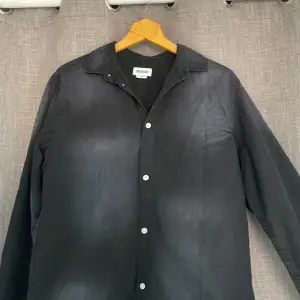 Snygg bomullsskjorta från weekday, använd Max 3 gånger så den är i bra skick  Orginalpris 500kr Köparen står för frakt