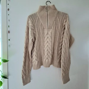 Kabelstickad tröja - Mjukstarta våren med en mjuk ny-gammal beige tröja stickad i härliga kabelmönster. Använd men i väldigt bra skick! 