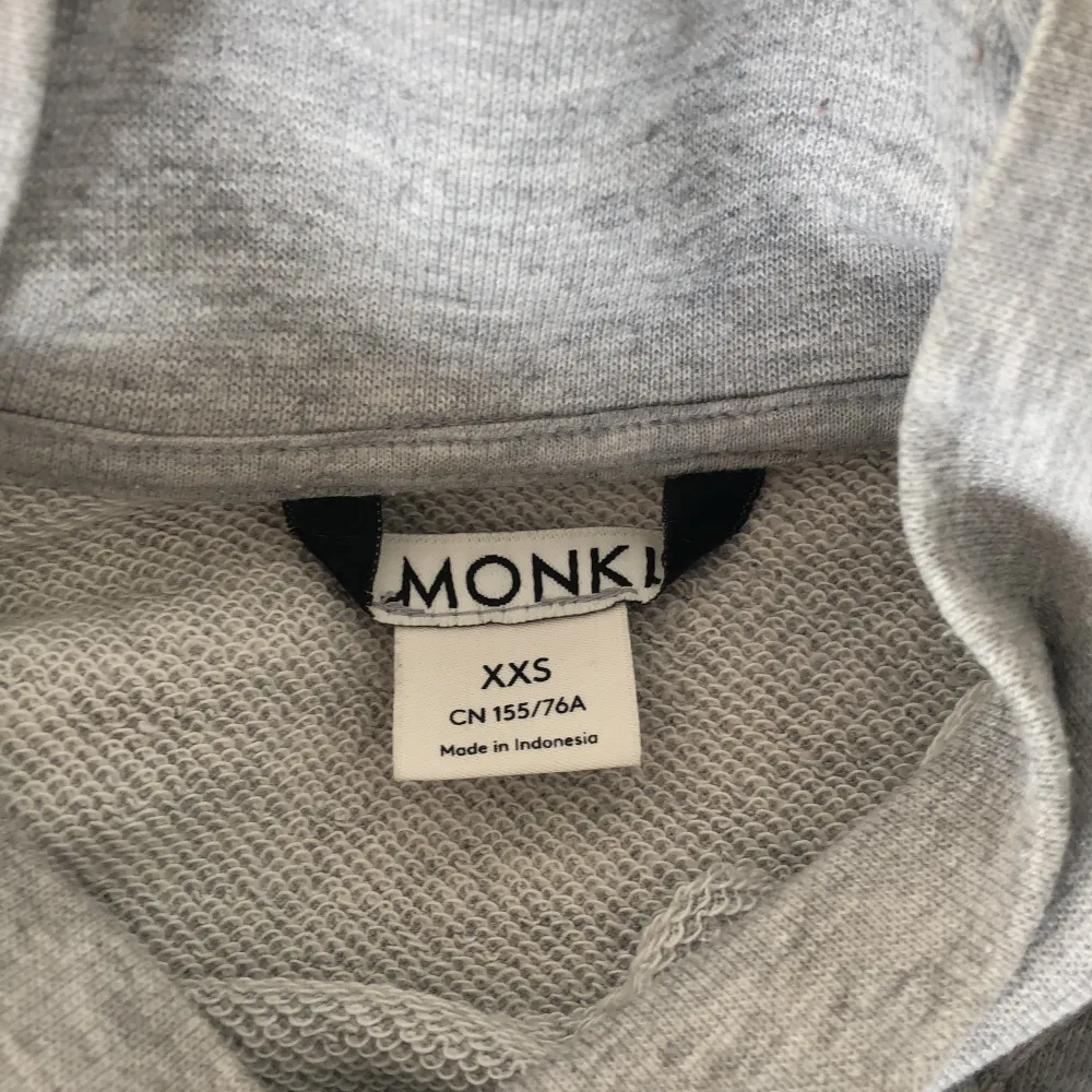 Grå sweatshirt med puffärmar från Monki! Skulle säga att den är i storlek xs/s.. Tröjor & Koftor.