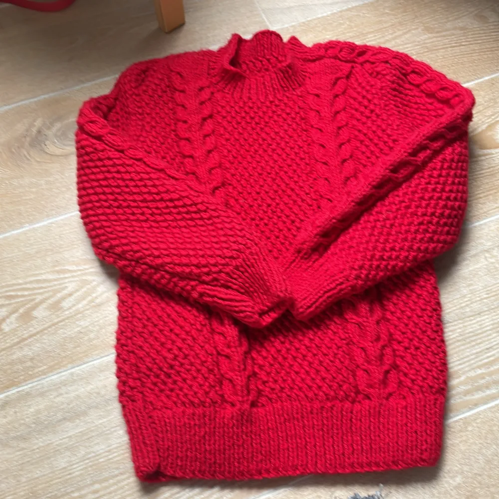 Tjock röd stickad tröja i bra skick. Jag vet inte vilken storlek det är men den passar typ xs-s. . Stickat.