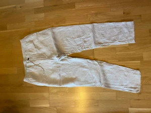 Linnebyxor  - Sköna linnebyxor från J.Lindeberg i strl 52 Just nu fraktfritt!