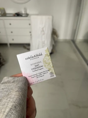 Highliter - Higliter från estelle&thild i färgen marble, ger ett jättefint glow nypris 200kr🫶🏼