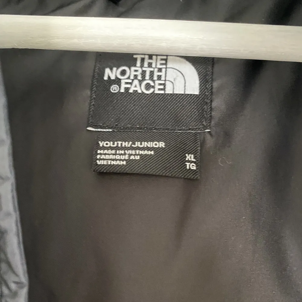 Intressekoll på min snygga väst från The north face, den är i storlek XL i junior och sitter väldigt bra på mig som normalt har S/M i kläder. Den är i mycket bra skick 💕. Jackor.