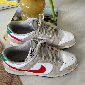Nike Dunk Low - Nike dunk iron ore red blue i storlek 45. Använda väldigt sparsamt.  Lite crease och något smuts på sueden som kan tas bort innan försäljning.