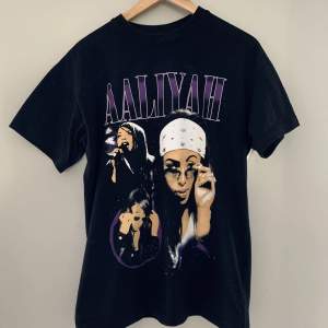 T-shirt med Aaliyah tryck i nyskick. Storlek: man S (Passar mindre om man gillar lite oversized)